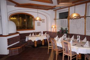 ein Restaurant mit weißen Tischen und Stühlen mit Servietten darauf in der Unterkunft Sporthotel Mölltal in Flattach
