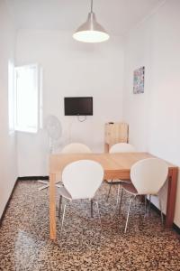 アリカンテにあるApartamento céntrio, Teatroのダイニングルーム(木製テーブル、白い椅子付)