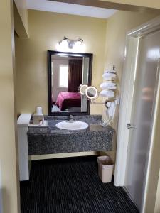 Ванна кімната в Super 7 Motel