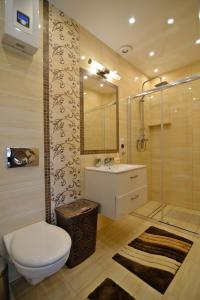 Ένα μπάνιο στο APARTAMENT PIOTR i PAWEŁ 8 os KRYNICA MORSKA DELUXE 2 poziomy