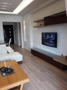 En TV eller et underholdningssystem på Apartament Hermes