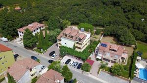 una vista aérea de una casa grande con patio en Villa Monsena, en Rovinj