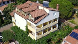 una vista sul tetto di una casa di Villa Monsena a Rovigno (Rovinj)