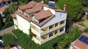 una vista aérea de una casa con techo en Villa Monsena, en Rovinj