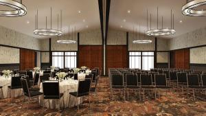 un salón de banquetes con mesas y sillas en una habitación en The Craftsman Inn & Suites, en Fayetteville