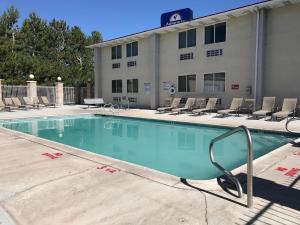 בריכת השחייה שנמצאת ב-Americas Best Value Inn Cedar City או באזור