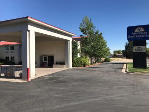 um parque de estacionamento em frente a um edifício com uma placa em Americas Best Value Inn Cedar City em Cedar City