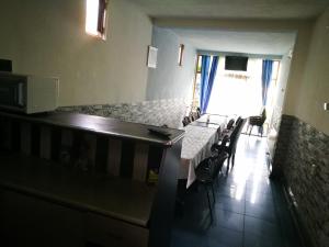 una sala de conferencias con una mesa larga y sillas en Pensiunea Ramona, en Cărpinişu 32 fotos más