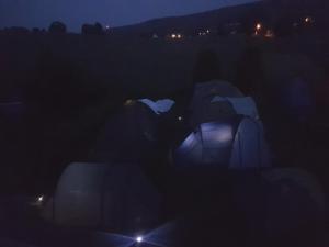 um grupo de tendas num campo à noite em Eternahof em Bad Gandersheim