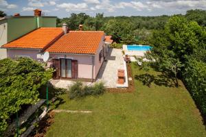 Fotografie z fotogalerie ubytování Holiday home Ecio , s velikim vrtom, potpuno ograđena, v destinaci Modrušani