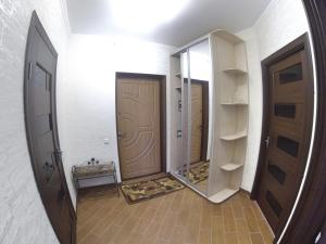 ヴィーンヌィツャにあるApartamienty v "Riezidientsii-8"の鏡と木製の扉のある廊下