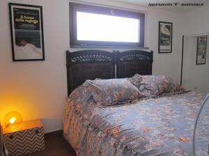 Un pat sau paturi într-o cameră la Moni Rooms