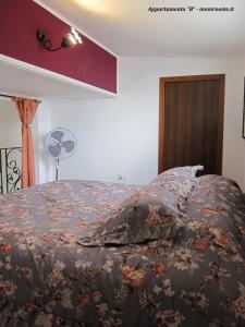 1 dormitorio con 1 cama con manta en Moni Rooms, en Giarre