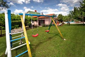 Fotografie z fotogalerie ubytování Holiday home Ecio , s velikim vrtom, potpuno ograđena, v destinaci Modrušani