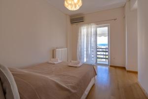 Ένα ή περισσότερα κρεβάτια σε δωμάτιο στο Rhea - Glyfada Sea View apartment