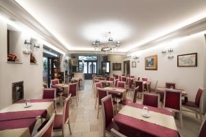 restauracja ze stołami i krzesłami w pokoju w obiekcie Hotel La Giara w Cefalù