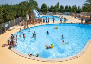 een groep mensen in een groot zwembad bij Mobile Home tout confort Sarah in Vic-la-Gardiole