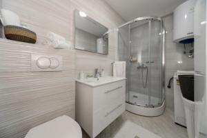 Et badeværelse på Apartmani Milena