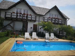 una casa con piscina frente a una casa en Alegria, en Eşelniţa