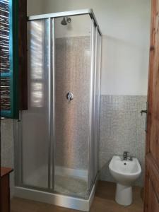 ピオンビーノにあるCasa indipendente Pavoliniのバスルーム(シャワー、トイレ、シンク付)