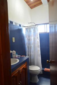 łazienka z toaletą i umywalką w obiekcie Casa de Lelia w mieście Floreana