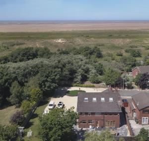 una vista aérea de una casa y un campo en Orchid House en Southport