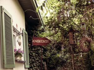 a sign for an entrance on the side of a building at Ambiente Wohnen im Garten in Bad Sobernheim