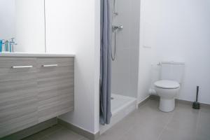 A bathroom at BtoBed - Paris Nord Villepinte