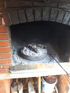 Une pizza est préparée dans un four en briques. dans l'établissement Olive garden Trogir - mobil home, à Trogir