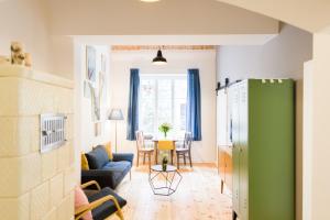 un salon avec un canapé et une table dans l'établissement Altes Backhaus Haselberg, à Haselberg