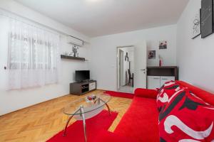Televízia a/alebo spoločenská miestnosť v ubytovaní Guest House Ravnić