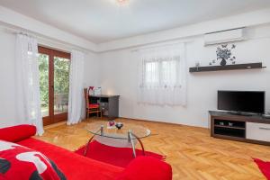 Televízia a/alebo spoločenská miestnosť v ubytovaní Guest House Ravnić