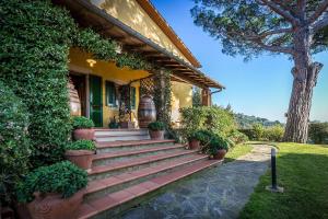 a house with stairs leading to the front of it at Casa Vacanze Casa Italia in Lamporecchio