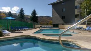 ein Pool mit einer Haltestange neben einem Gebäude in der Unterkunft Beaver Creek West Condos in Avon