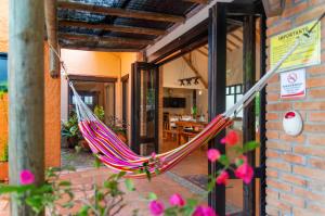 a hammock hanging on the outside of a house at Fincas Panaca JAGÜEY 20 Grupo VIP in Quimbaya