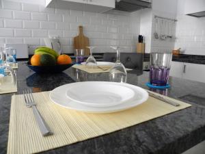 BEN'SHOLIDAYFLAT Ideal for families groups and couples Terrace Solarium Wi-Fi Netflix Smart TVにあるキッチンまたは簡易キッチン