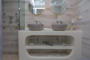 Koupelna v ubytování Naxos Riviera Suites + 37 fotografií