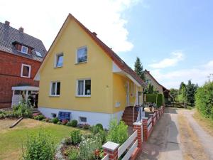 ヴァーレンにあるFerienwohnung Waren Mueritz SEE 9641の黄色い家