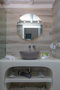 Koupelna v ubytování Naxos Riviera Suites