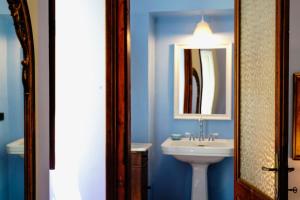 Koupelna v ubytování Sofia Family Suites + 37 fotografií
