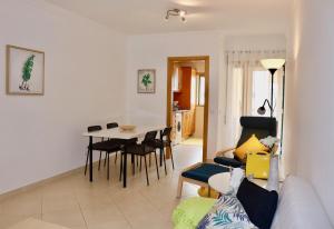Algarve Sweet Home - Sea View في أرماساو دي بيرا: غرفة معيشة مع أريكة وطاولة