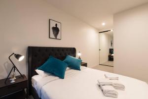 A bed or beds in a room at Docklands Brand New 1 Bedroom Apt@Marina Tower