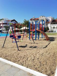Zona de juegos infantil en Apartments Bravo 1-Vichevi