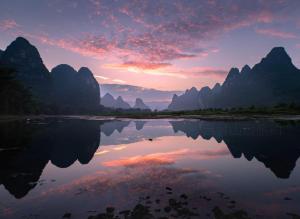 a sunset over the li river in guilin province at Yangshuo Yunshe Mountain Guesthouse in Yangshuo