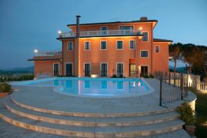 ein Haus mit Pool davor in der Unterkunft The Apartments Montone in Montone