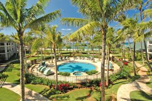 uma vista aérea de um resort com uma piscina e palmeiras em Ocean Villas at Turtle Bay em Kahuku