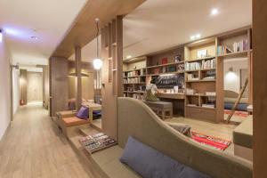 Χώρος καθιστικού στο Ho̍k House