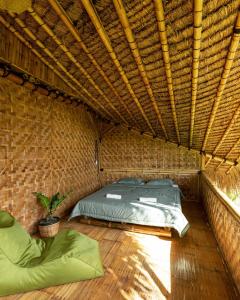 Giường trong phòng chung tại Bamboo & B