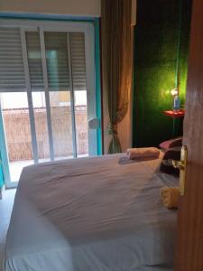 Un dormitorio con una cama grande y una ventana en DZ Apartamento en Alicante