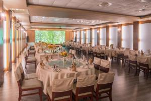 Restaurace v ubytování Cedarwood Villa + 37 fotografií